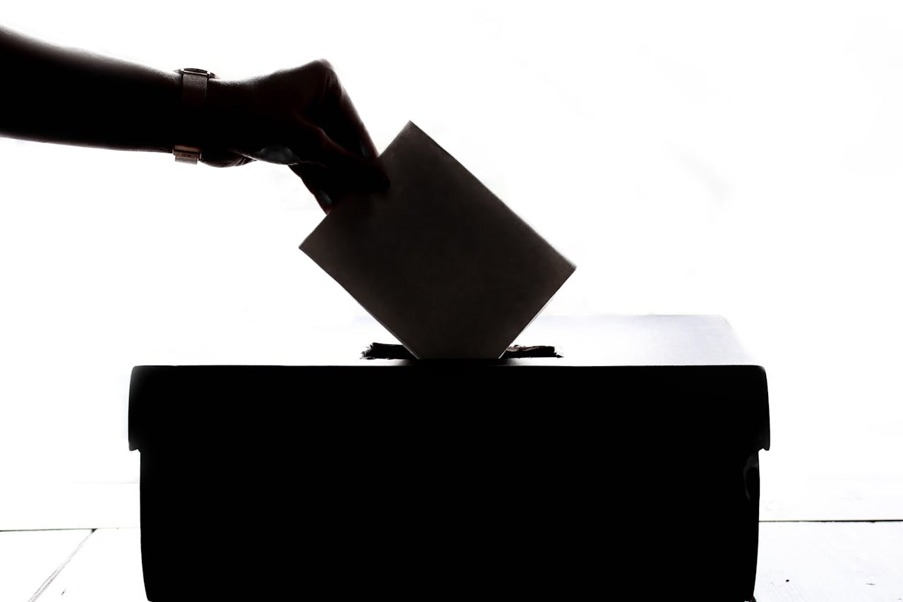 Entenda como funciona a gestão de reputação para políticos, candidatos e campanhas eleitorais e por que a presença digital se tornou estratégica para 